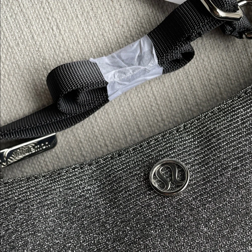 lululemon City Essentials Mini Shoulder Bag 1L Glitter - silver/gray - Picture 6 of 16